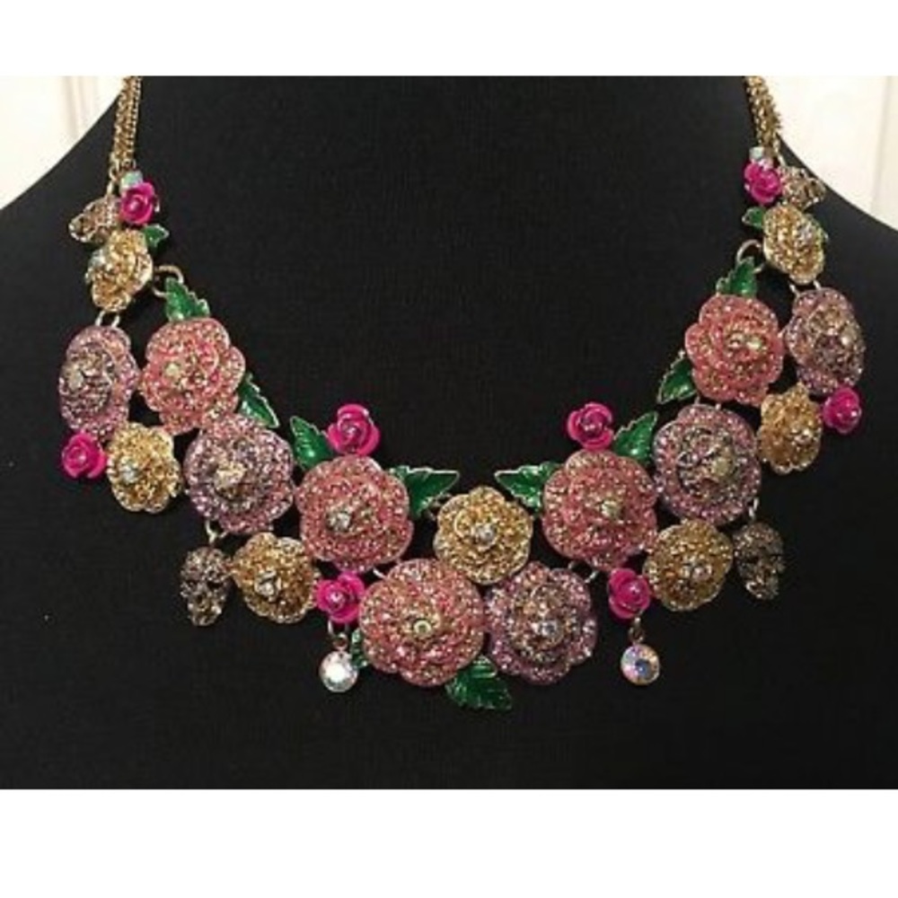 NWOT betsey Johnson necklace